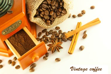 Kahve değirmeni bir retro tarzı, anason ve tarçın ile kahve taneleri