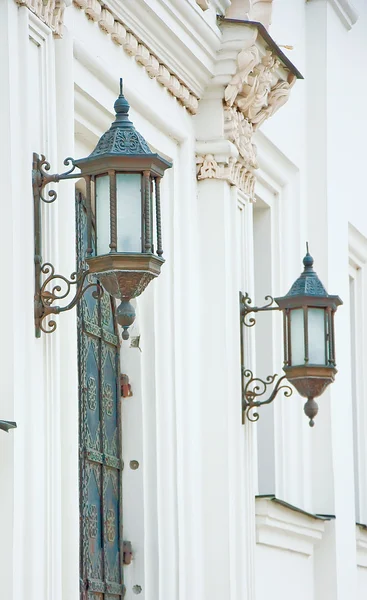 Oude lantaarns op witte muren van een klooster — Stockfoto