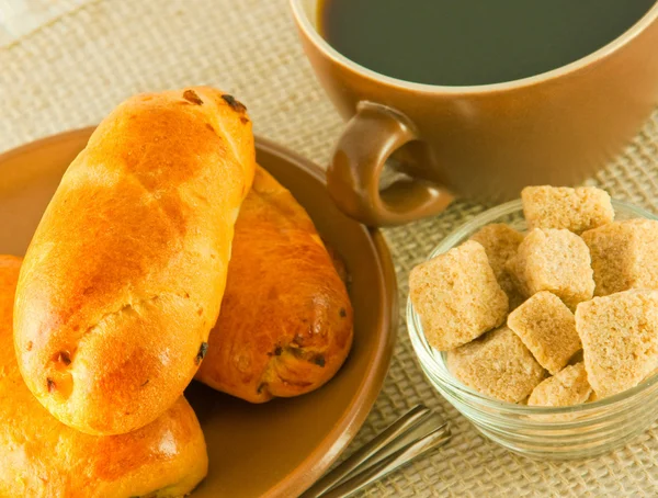 焼きたてのパイと、白い背景で香り豊かなコーヒーのカップ — ストック写真