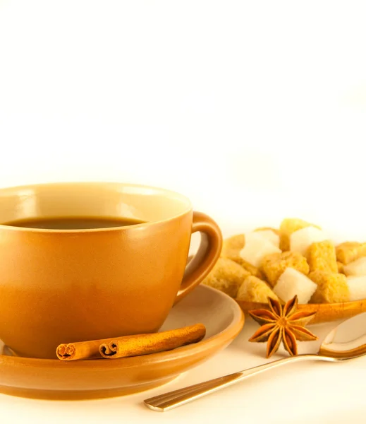 Taza de café con chocolates, granos de café con canela y un anís — Foto de Stock