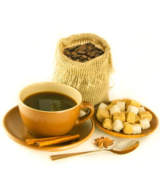 Xícara de café com chocolates, grãos de café com canela e um anis — Fotografia de Stock