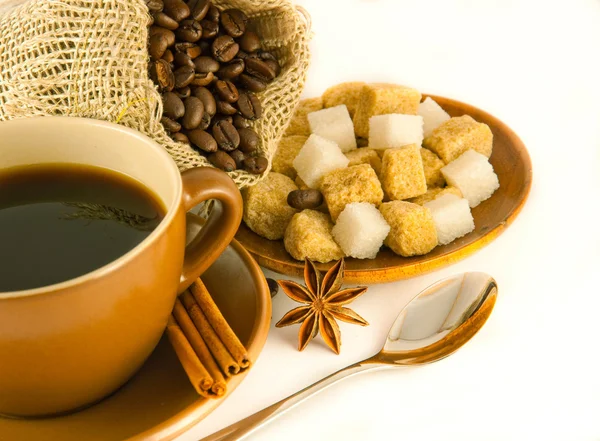 Taza de café con chocolates, granos de café con canela y un anís — Foto de Stock