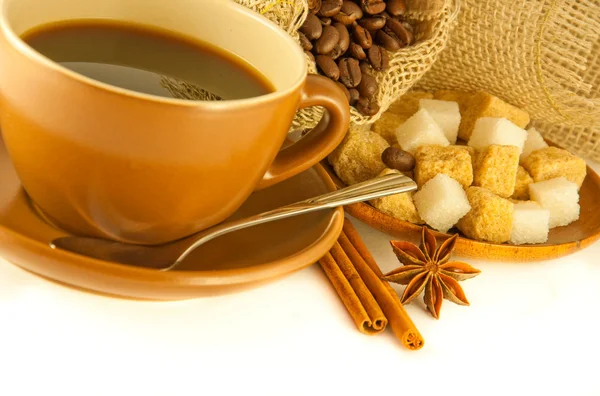 Šálek kávy, čokolády, kávové zrna se skořicí a anýzu — Stock fotografie
