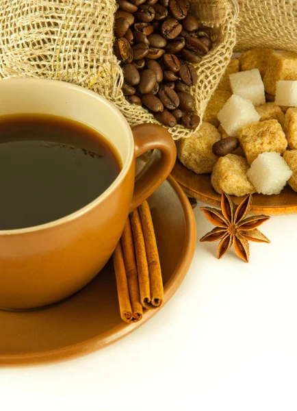 Xícara de café com chocolates, grãos de café com canela e um anis — Fotografia de Stock