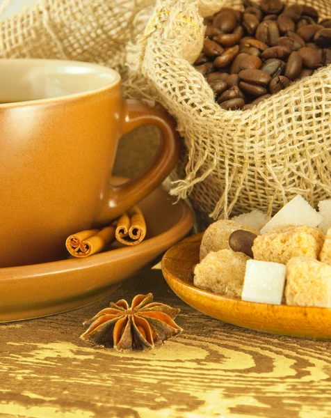 Tazza di caffè con cioccolatini, chicchi di caffè con cannella e anice — Foto Stock