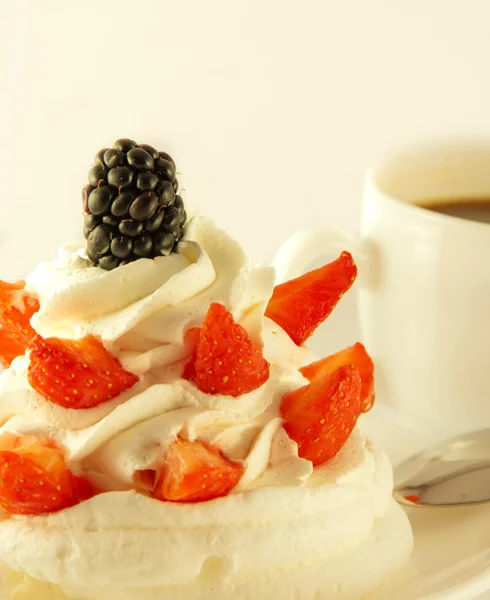 Kuchen aus Sahne, Erdbeeren und Brombeeren, eine Tasse duftenden Kaffee — Stockfoto