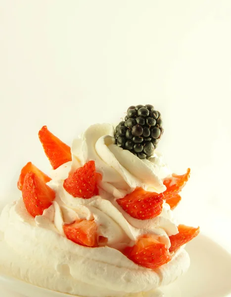 Gâteau à base de crème, fraises et mûres, une tasse de café parfumé — Photo