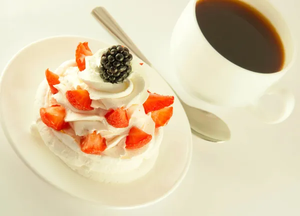 Dort od, jahody a ostružiny, šálek voňavé kávy — 图库照片
