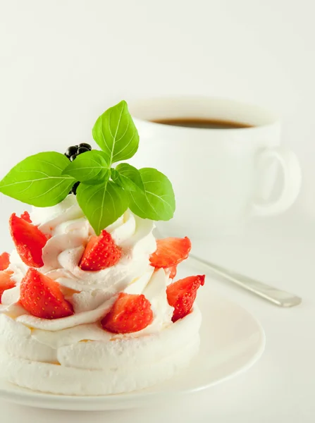 Kuchen aus Sahne, Erdbeeren und Brombeeren, eine Tasse duftenden Kaffee — Stockfoto