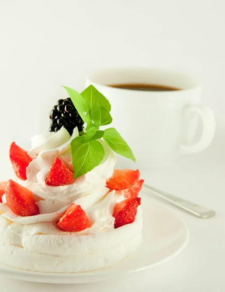 Taart van room, aardbeien en bramen, een kopje geurende koffie — Stockfoto