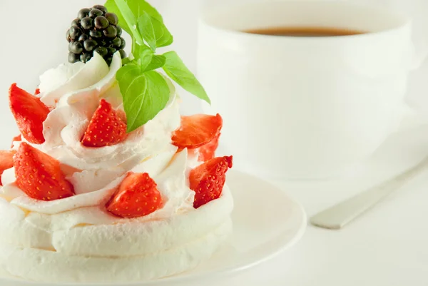 Ciasto z kremem, truskawki i jeżyny, filiżankę aromatycznej kawy — Zdjęcie stockowe