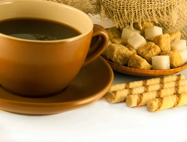 Tasse Kaffee mit Schokolade, Kaffeekörner mit Zimt und Anis — Stockfoto