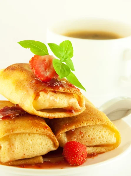 Fritters with strawberry jam and mint and a cup of coffee — Stockfoto