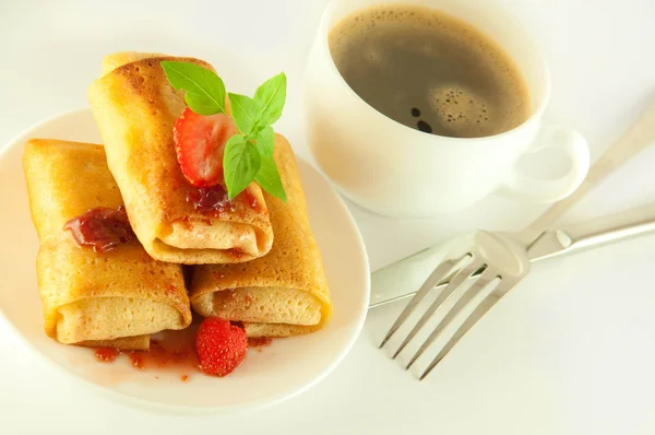 Fritters with strawberry jam and mint and a cup of coffee — Stockfoto