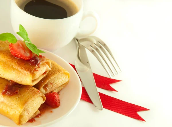 Buñuelos con cinta roja y menta y una taza de café — Foto de Stock