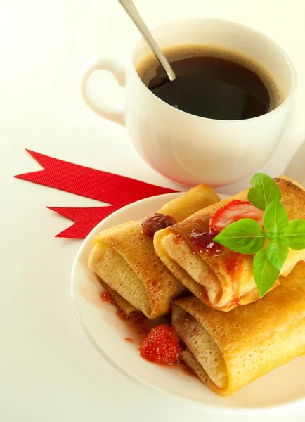 Buñuelos con cinta roja y menta y una taza de café — Foto de Stock