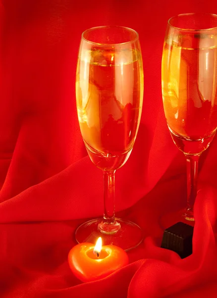 Layout tavolo celebrativo con tovaglioli rossi e candele a forma di cuore — Foto Stock