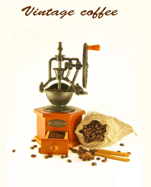 Moedor de café em um estilo retro com um saco e grãos de café — Fotografia de Stock
