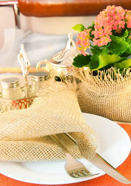 テーブル レイアウト テーブル シルバーと天然の花 — ストック写真