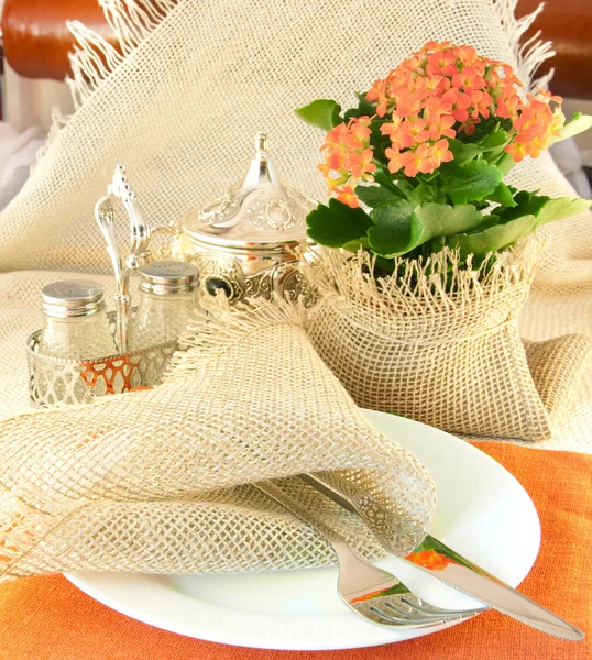 Раскладка стола по столовому серебру и натуральным цветам — стоковое фото