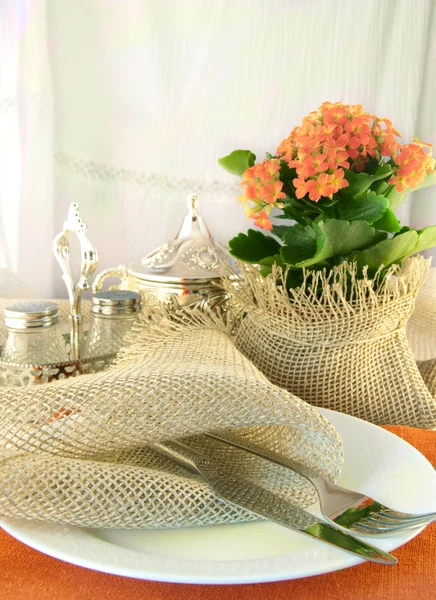 Table layout by table silver and natural flowers — Stock Photo, Image