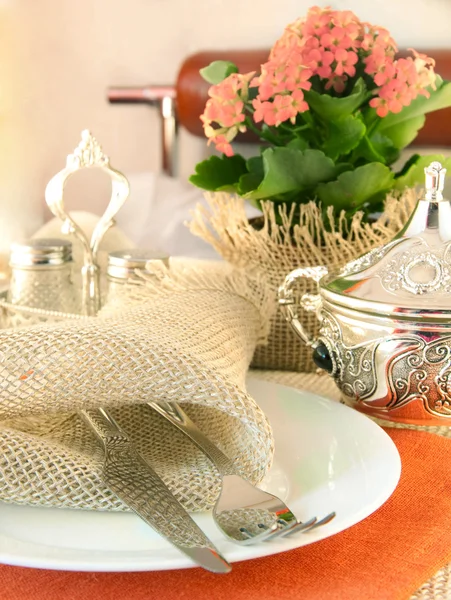 Indeling van de tabel door tabel silver en natuurlijke bloemen — Stockfoto