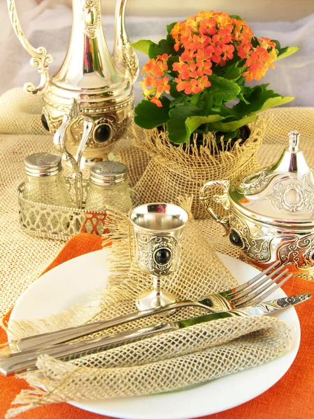 Layout de mesa por prata tabela e flores naturais — Fotografia de Stock