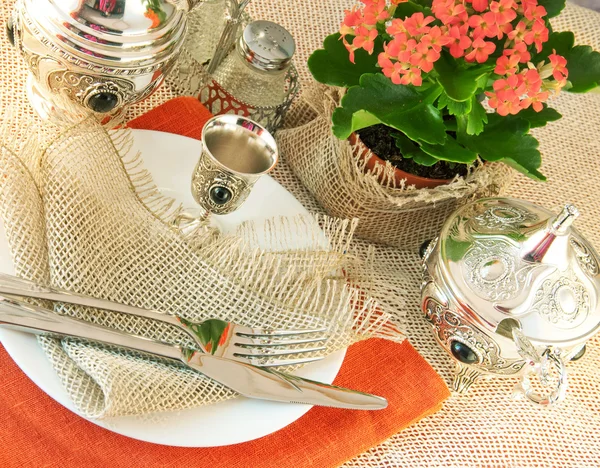 テーブル レイアウト テーブル シルバーと天然の花 — ストック写真