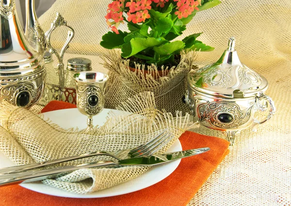 Masa düzeni masa gümüş ve doğal çiçekler — Stok fotoğraf