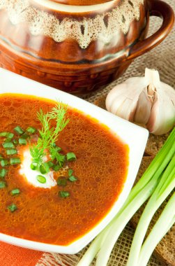 Borsch pancarı ve domates soslu lahana çorbası. Soğan Sarımsak ile