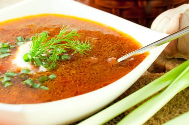 Borsch pancarı ve domates soslu lahana çorbası. Soğan Sarımsak ile