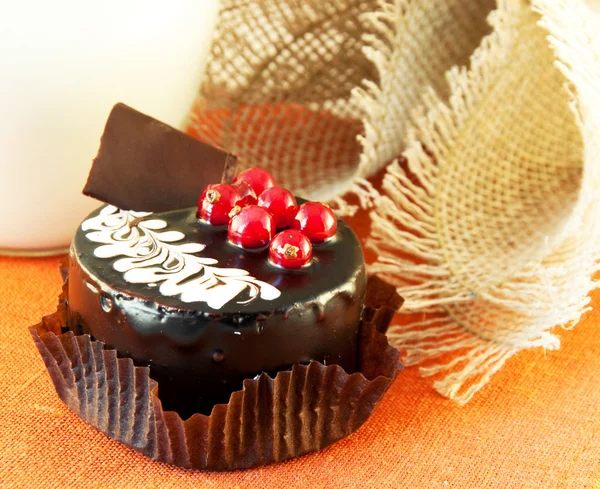 Ciasto czekoladowe z czerwonych porzeczek, kawy i krem — Zdjęcie stockowe