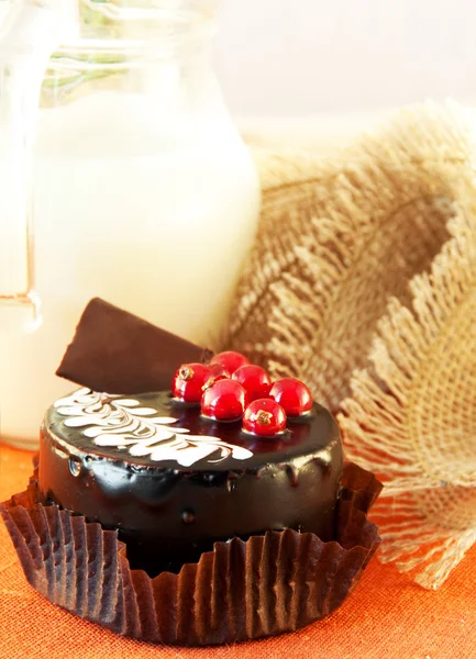 Schokoladenkuchen mit roter Johannisbeere, Kaffee und Sahne — Stockfoto