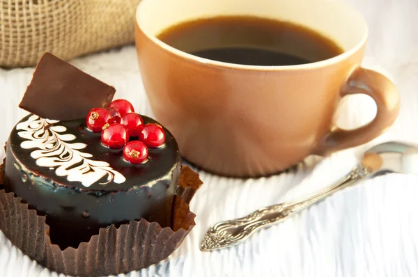 Pastel de chocolate con grosella roja, café y crema — Foto de Stock