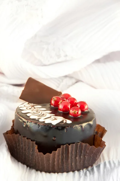 Chocolate cake with a red currant, coffee and cream — Stock Photo, Image