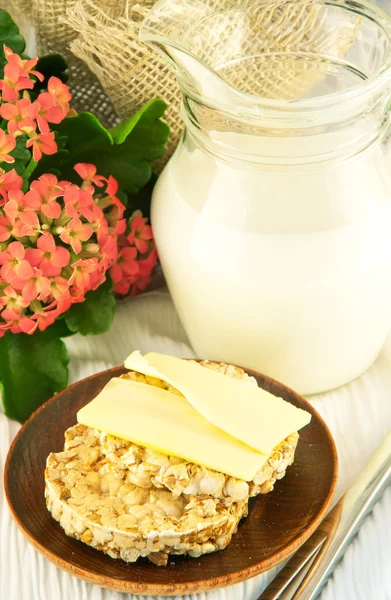 찌 끼 빵과 버터와 우유 용기 — 스톡 사진