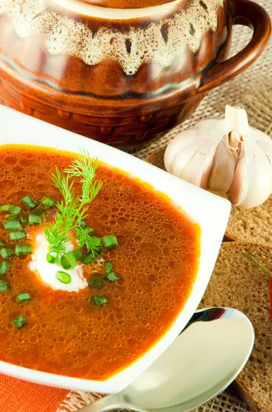 Borsch, minestra da una barbabietola e cavolo con salsa di pomodoro. Cucina etnica — Foto Stock