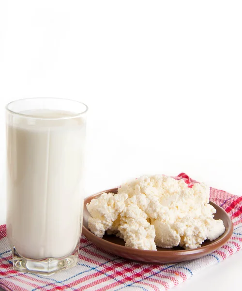 Milk and cottage cheese on the red napkin, a healthy breakfast — Stock Photo, Image