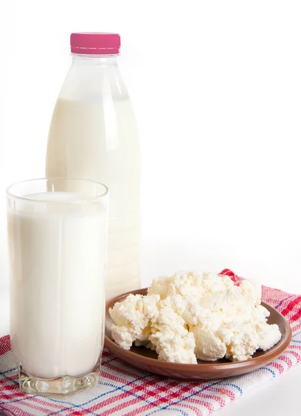 Milk and cottage cheese on the red napkin, a healthy breakfast — Stock Photo, Image