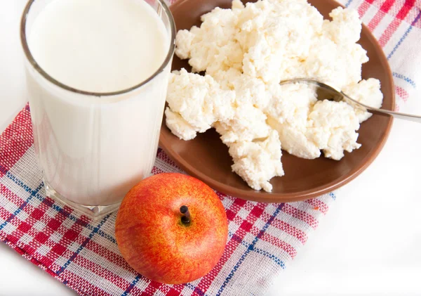 Latte, ricotta e mela sul tovagliolo rosso — Foto Stock