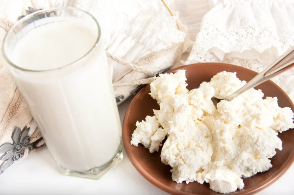 Milk and cottage cheese on the white napkin, a healthy breakfast — Stock Photo, Image