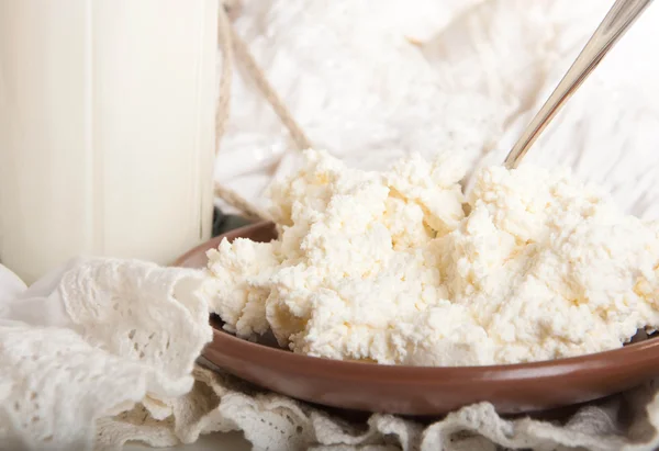 Latte e ricotta sul tovagliolo bianco, una colazione sana — Foto Stock
