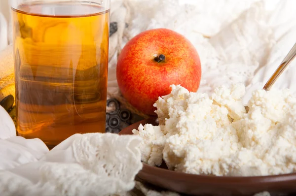 Juice, cottage cheese and apple on the white napkin — Stock Photo, Image