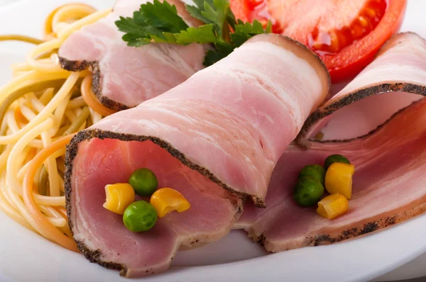 Carne de porc fiartă și spaghete cu roșii, mazăre și porumb — Fotografie, imagine de stoc
