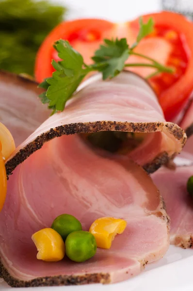 Bacon și carne de porc fiartă cu mazăre și roșii — Fotografie, imagine de stoc