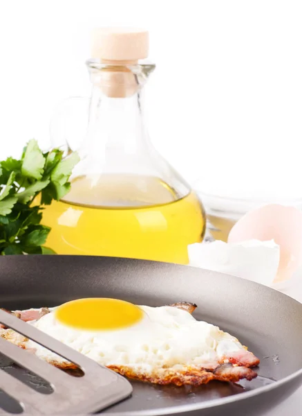 Смажені яйця на сковороді з оливковою олією — стокове фото