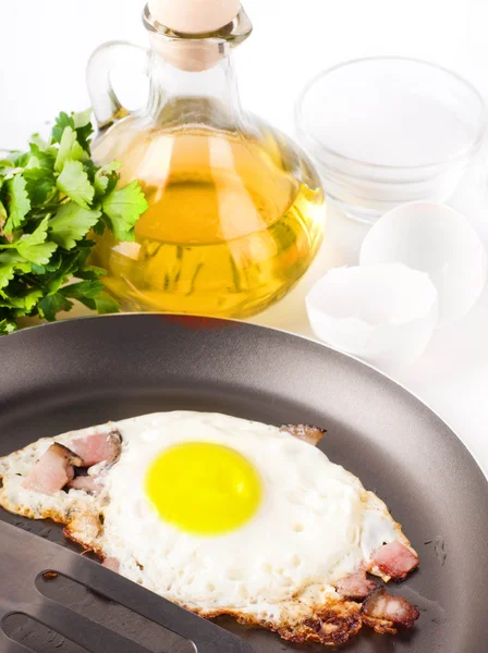 Fried eggs on a frying pan with olive oil — Stock Photo, Image