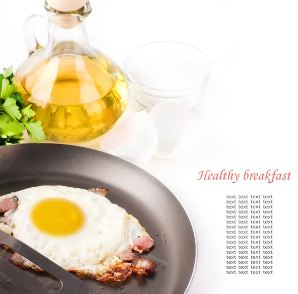 Смажені яйця на сковороді з оливковою олією та яєчною шкаралупою — стокове фото