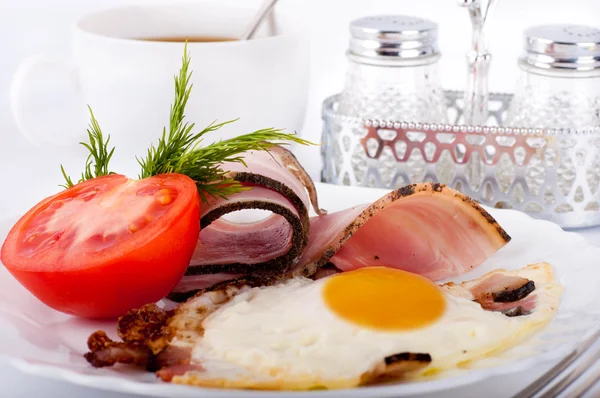 Gebakken eieren met spek en tomaten, een voedzaam ontbijt — Stockfoto
