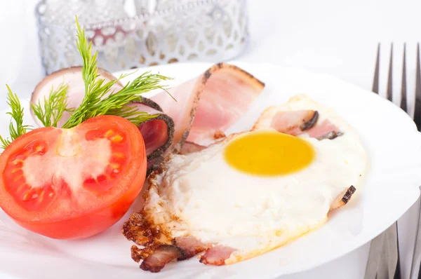 Gebakken eieren met spek en tomaten, een voedzaam ontbijt — Stockfoto
